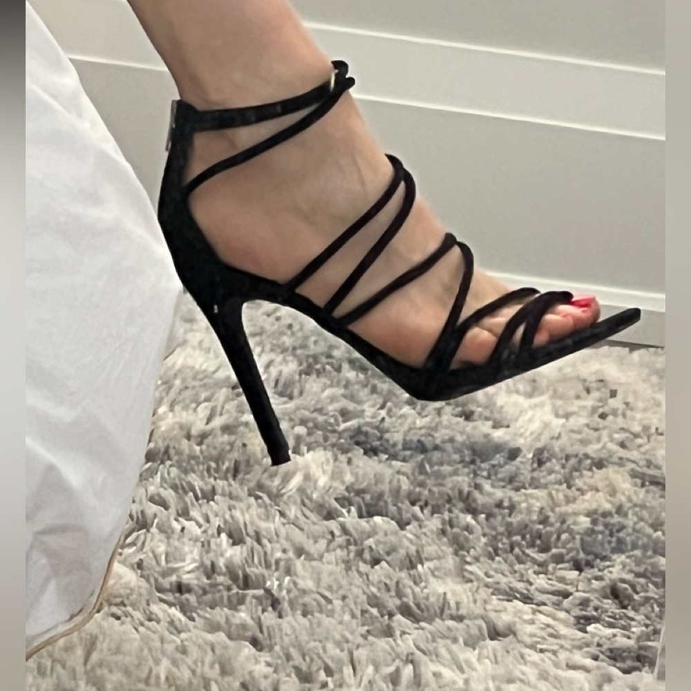 STEVE MADDEN BLACK STRAPPY HEELS (SIZE: 9)